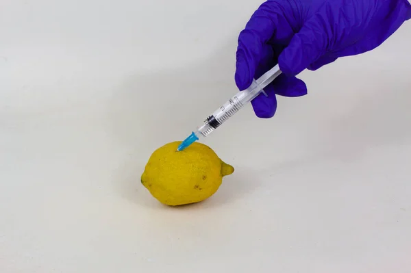 Ruka Modrou Rukavicí Injekce Citron Detailní Pohled Izolované Bílém Pozadí — Stock fotografie