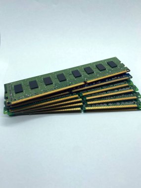 Beyaz arkaplanda izole edilmiş RAM bellek yakın görüntüsü yığını