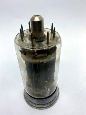 Beyaz arkaplanda izole edilmiş klasik radyo lambası yakın plan görüntüsü