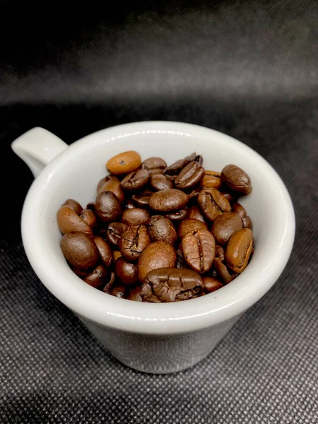 Kaffebönor Kaffekopp Närbild Bak Med Selektivt Fokus Förgrunden — Stockfoto