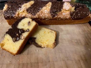 Kakaolu kek dilimleri ve yakın plan seçici ön plan odaklı bir pasta.