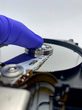 Eldivenli el sabit diske dokunuyor gümüş plaka yakın plan seçici odaklı ön plan