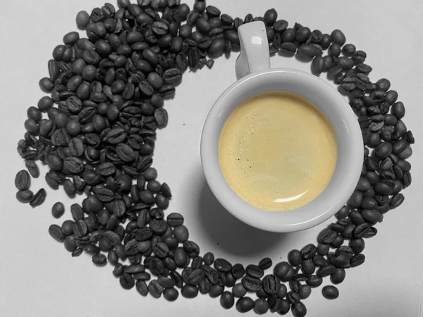 Espresso Dourado Xícara Cerâmica Branca Com Grãos Café Preto Branco — Fotografia de Stock