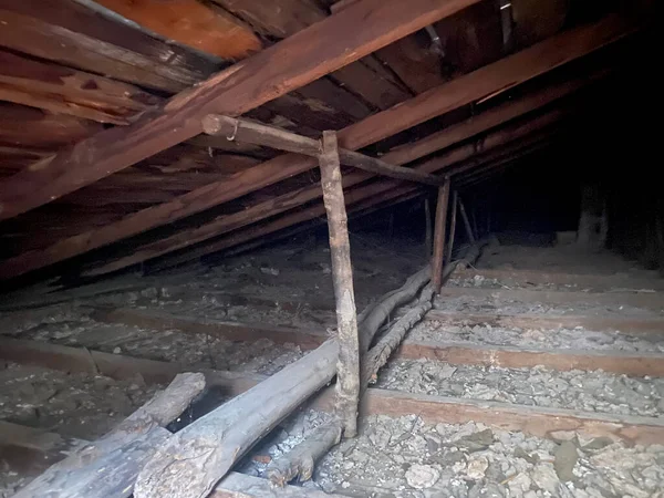 Ön planda seçici bir odak noktası olan eski ahşap tavan arasına yakın plan.