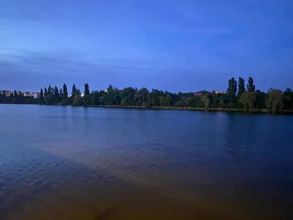 Vista Del Paisaje Nocturno Del Lago Azul Con Árboles Cielo — Foto de Stock