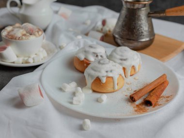 Tarçınlı, kremalı, kahveli tarçınlı.