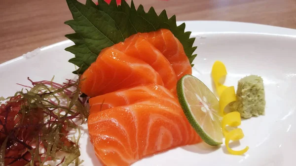 Salmão Peixe Filé Cru Fatiado Japonês Sashimi Alacarte Alimentos Menu — Fotografia de Stock