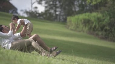 Küçük ve Mutlu Asyalı Aile portresi Park Şehri Botanik Bahçesi 'ndeki etkinliklerden keyif alıyor - Baba, Anne ve Çocuk Yavaş Çekimde