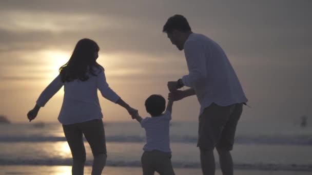 日落时分 亚洲印度尼西亚快乐的家庭 母亲和孩子在海滩共度时光的肖像 欢笑和爱情 — 图库视频影像