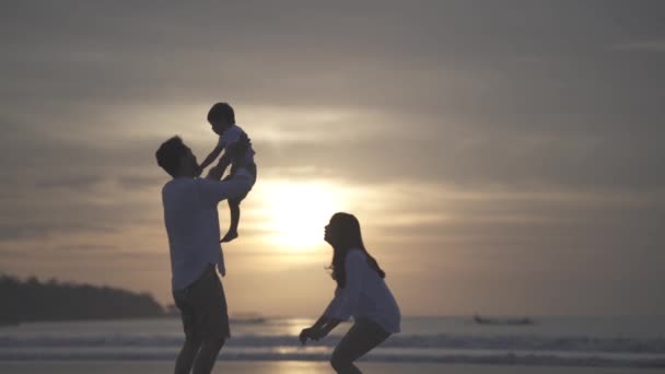 Porträtt Asiatisk Indonesisk Lycklig Familj Far Mor Och Barn Spenderar — Stockvideo
