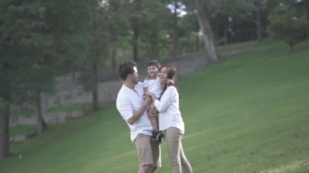 Retrato Família Asiática Pequena Feliz Apreciando Atividades Parque Cidade Floresta — Vídeo de Stock