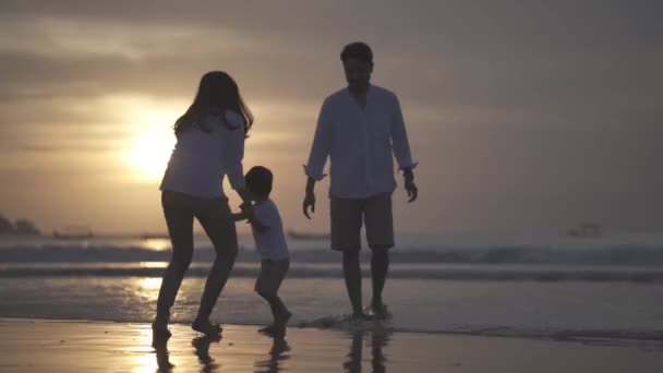 日落时分 亚洲印度尼西亚快乐的家庭 母亲和孩子在海滩共度时光的肖像 欢笑和爱情 — 图库视频影像