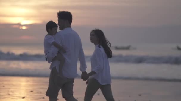 アジア系インドネシア人の肖像 幸せな家族の父と子供は日没時にビーチで一緒に時間を過ごす — ストック動画