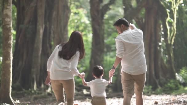 Portret Małej Szczęśliwej Azjatyckiej Rodziny Cieszącej Się Atrakcjami Parku Miejskim — Wideo stockowe