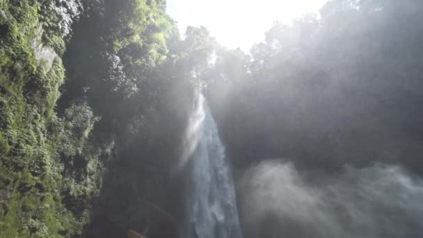 Vackra Bali Nungnung Vattenfall River Forest Slow Motion — Stockvideo