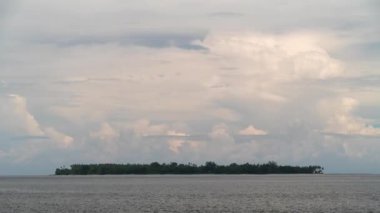 Tobelo Kuzey Maluku Endonezya 'daki Plajda Zaman Geçidi - Ada