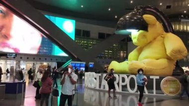 Doha, Katar - 16 Kasım 2021: Hamad Uluslararası Havalimanı içinde COVID-19 Pandemic Coronavirus