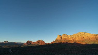 Sedona, Arizona Çölü - Görkemli Kızıl Kaya Sahnesi, Buttes, Dik Kanyon Duvarları