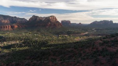 Sedona, Arizona Çölü - Görkemli Kızıl Kaya Sahnesi, Buttes, Dik Kanyon Duvarları