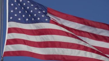 Amerika Birleşik Devletleri Bayrakları Açık Mavi Gökyüzü Arkaplanında Dalgalanıyor ve Yavaş Hareket Ediyor
