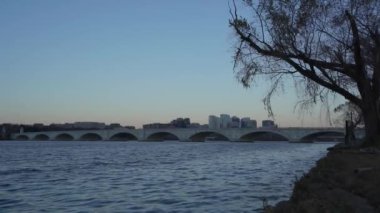 Rosslyn, Virginia, ABD - Skyline İş Geliştirme Bölgesi ve Washington DC 'den Theodore Roosevelt Köprüsü görüldü
