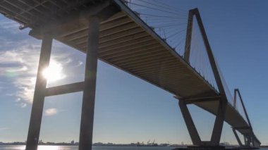 Charleston, Güney Carolina, ABD - Time LAPSE The Arthur Ravenel Jr., Cooper Nehri üzerindeki kablo destekli köprü