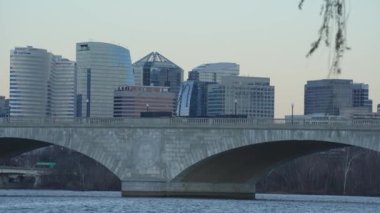 Rosslyn, Virginia, ABD - Skyline İş Geliştirme Bölgesi ve Washington DC 'den Theodore Roosevelt Köprüsü görüldü