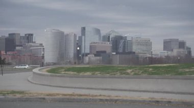 Rosslyn, Virginia, ABD - Skyline İş Geliştirme Bölgesi ve Washington DC 'den Theodore Roosevelt Köprüsü görüldü