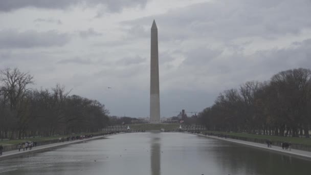 Washington Monumento Washington Multitud Turistas Día Nublado — Vídeos de Stock