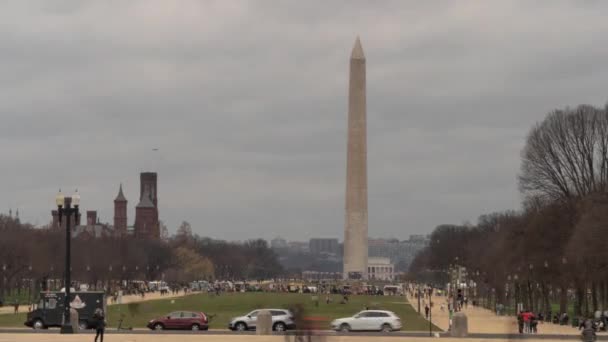 ワシントンDc 時間の経過ワシントン記念碑 曇りの日に観光客の群衆 — ストック動画
