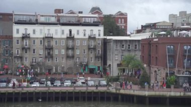 Savannah, Georgia, ABD - Kış Bulutlu Gününde Yolcu Gemisinden Waterfront Caddesi Yoğun TuristlerStencils