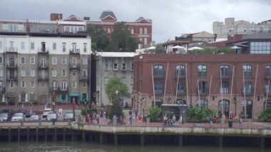 Savannah, Georgia, ABD - Kış Bulutlu Gününde Yolcu Gemisinden Waterfront Caddesi Yoğun TuristlerStencils