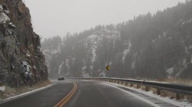 Evergreen, Colorado, ABD - Kar Fırtınası Donmuş Kışın Yolu Buzla Kapladı