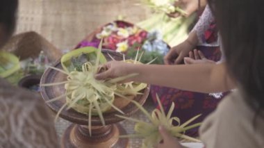 Geleneksel Balerin Hindu Çiçeği Yapımı Canang Sari