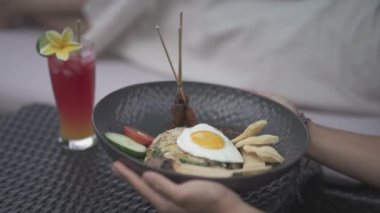 Endonezya usulü kızarmış pirinç Nasi Goreng Sunny Side Up Egg, Satay and Crackers - Endonezya Geleneksel Mutfak Mutfağı