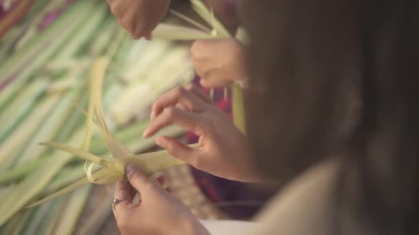 Realizzazione Offerte Tradizionali Fiori Indù Balinesi Canang Sari — Video Stock