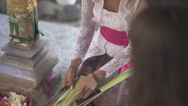 Herstellung Traditioneller Balinesischer Hinduistischer Blumenopfer Canang Sari — Stockvideo