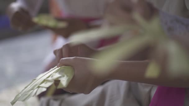 Making Traditional Balinese Hindu Flower Offerings Canang Sari — Stok video