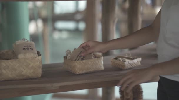 Ubud Bali Indonésia Mulher Olhando Para Coisas Uma Loja Estilo — Vídeo de Stock