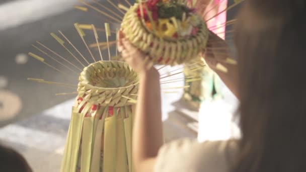 Fabricación Ofrendas Tradicionales Flores Hindúes Balinesas Canang Sari — Vídeos de Stock