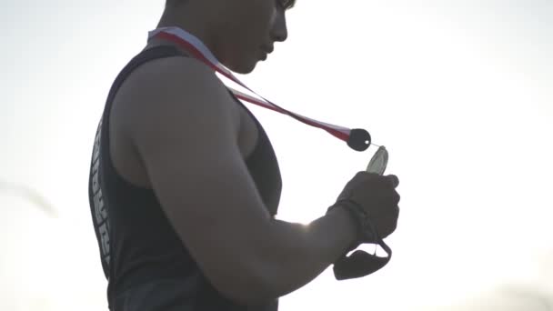 Silueta Retrato Campeón Ganador Masculino Besos Medalla Oro Dramático Sol — Vídeos de Stock
