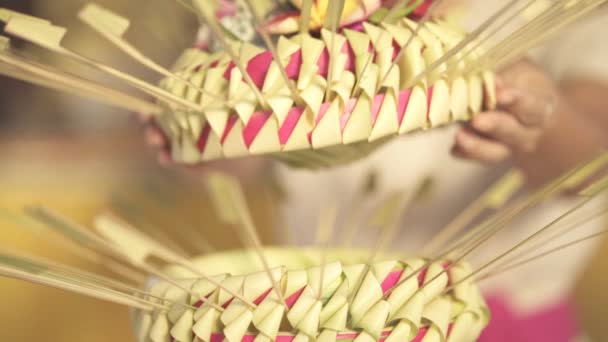 Dokonywanie Tradycyjnych Balijskich Ofert Kwiatów Hinduskich Canang Sari — Wideo stockowe