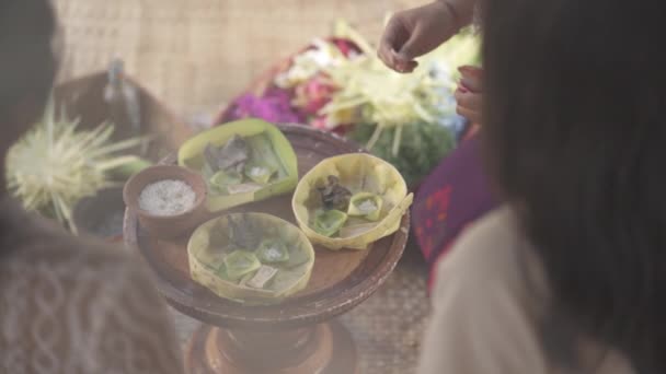 Making Traditional Balinese Hindu Flower Offerings Canang Sari — Vídeo de Stock