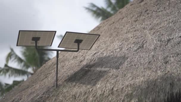 太阳能电池板技术安装在屋面生态别墅酒店度假村 — 图库视频影像