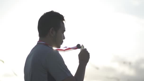 Silueta Portrét Šampion Vítěz Muž Líbání Zlatá Medaile Dramatický Sun — Stock video