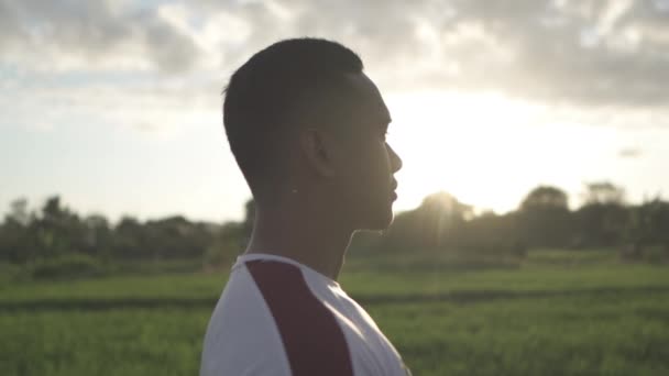 Portrait Asian Indonesian Male Hopeful Thoughtful Confident Face Illuminated Sun — Vídeo de Stock