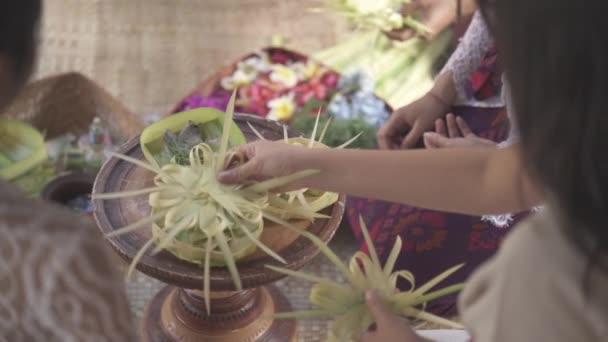 Membuat Pelayanan Bunga Hindu Bali Tradisional Canang Sari — Stok Video