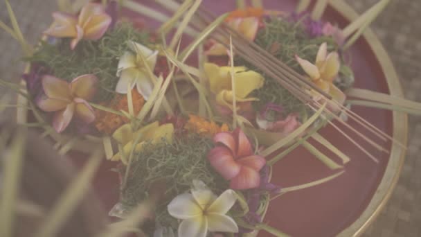 Fabricación Ofrendas Tradicionales Flores Hindúes Balinesas Canang Sari — Vídeo de stock