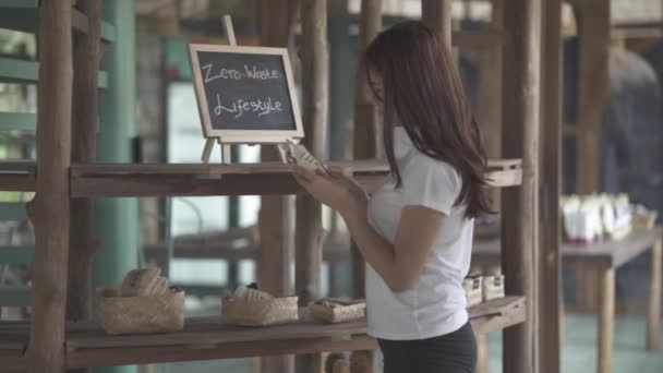 Ubud Bali Indonesia Woman Looking Things Zero Waste Lifestyle Store — Stock video