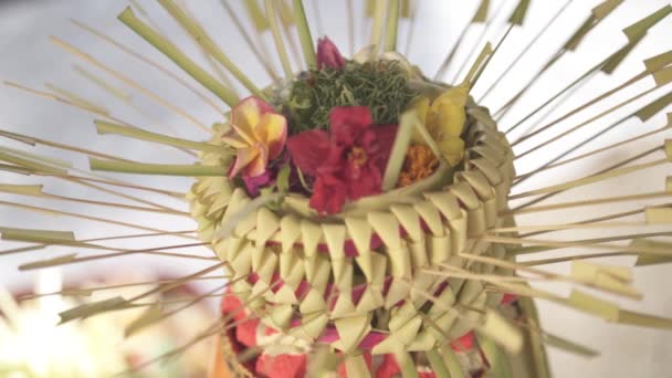 Making Traditional Balinese Hindu Flower Offerings Canang Sari — Stockvideo